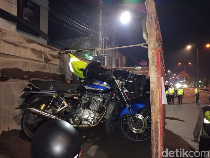 Suasana razia balapan liar di Jalan Mayor Bambang Soegeng, kawasan Metro Square Mertoyudan, Kabupaten Magelang, Minggu (20/7/2025).