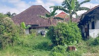 Salah satu yang masih bertahan yakni bangunan di Kompleks Baroadjak sebagai cikal bakal perusahaan susu milik keluarga Ursone yang sempat difungsikan sebagai Kapel Deetje di tahun 1950-an. 