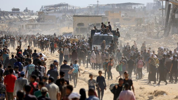 Bantuan Tiba, Warga Gaza Serbu Beit Lahia di Tengah Krisis Kelaparan Ratusan warga Palestina berkumpul di Beit Lahia, Gaza utara, Sabtu (20/7/2025), untuk menerima bantuan kemanusiaan yang berhasil masuk ke wilayah tersebut melalui jalur Israel. Bantuan berupa makanan dan pasokan pokok itu menjadi harapan di tengah krisis kelaparan yang terus memburuk akibat konflik berkepanjangan dan blokade ketat. REUTERS/Dawoud Abu Alkas