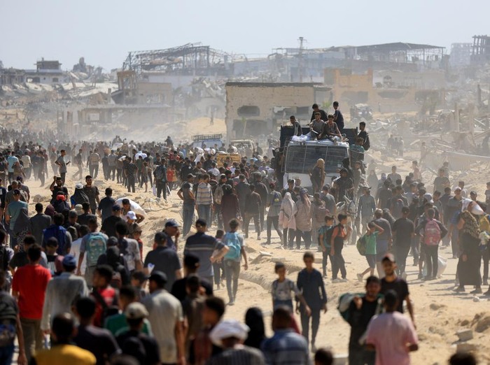 Ratusan warga Palestina berkumpul di Beit Lahia, Gaza utara, Sabtu (20/7/2025), untuk menerima bantuan kemanusiaan yang berhasil masuk ke wilayah tersebut melalui jalur Israel. Bantuan berupa makanan dan pasokan pokok itu menjadi harapan di tengah krisis kelaparan yang terus memburuk akibat konflik berkepanjangan dan blokade ketat. REUTERS/Dawoud Abu Alkas
