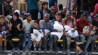 Anak-anak, perempuan, hingga lansia rela berdesakan, menunggu giliran di bawah terik matahari demi mendapatkan logistik yang sangat dibutuhkan. REUTERS/Dawoud Abu Alkas