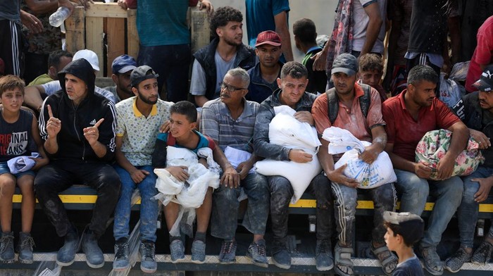 Ratusan warga Palestina berkumpul di Beit Lahia, Gaza utara, Sabtu (20/7/2025), untuk menerima bantuan kemanusiaan yang berhasil masuk ke wilayah tersebut melalui jalur Israel. Bantuan berupa makanan dan pasokan pokok itu menjadi harapan di tengah krisis kelaparan yang terus memburuk akibat konflik berkepanjangan dan blokade ketat. REUTERS/Dawoud Abu Alkas
