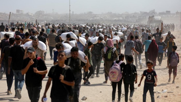 Ratusan warga Palestina berkumpul di Beit Lahia, Gaza utara, Sabtu (20/7/2025), untuk menerima bantuan kemanusiaan yang berhasil masuk ke wilayah tersebut melalui jalur Israel. Bantuan berupa makanan dan pasokan pokok itu menjadi harapan di tengah krisis kelaparan yang terus memburuk akibat konflik berkepanjangan dan blokade ketat. REUTERS/Dawoud Abu Alkas