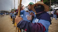 Tradisi mancing unik ini dilakukan dengan cara berjalan kaki di dalam air laut sambil mencari ikan secara manual, memadukan unsur ketangkasan, kesabaran, dan semangat kebersamaan. ANTARA FOTO/Teguh Prihatna