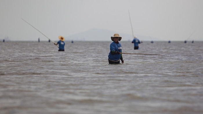 Basah-basahan Seru, Ratusan Peserta Ramaikan Festival Mancing Ngarong di Batam Sejumlah peserta mengikuti Festival Tradisi Mancing Ngarong di Pantai Mata Ikan, Batam, Kepulauan Riau, Minggu (20/7/2025). Festival tradisi mancing dengan berjalan di dalam air laut yang diikuti sekitar 130 peserta tersebut digelar dalam rangka memperingati Hari Bakti TNI AU ke-78 sekaligus sebagai ajang promosi wisata bahari dan pelestarian budaya lokal. ANTARA FOTO/Teguh Prihatna