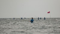 Sejumlah peserta mengikuti Festival Tradisi Mancing Ngarong di Pantai Mata Ikan, Batam, Kepulauan Riau, Minggu (20/7/2025). ANTARA FOTO/Teguh Prihatna