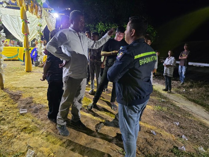 Bhabinkamtibmas Kelurahan Karang Anyar, Aipda Didik Prasetyo, saat memberikan imbauan kepada warga terkait volume musik.