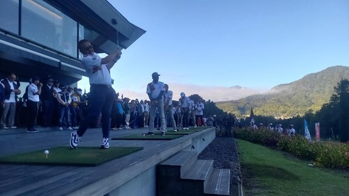 Bupati Buleleng, I Nyoman Sutjidra, membuka Turnamen Golf and Charity di Bali Handara, Desa Pancasari, Kecamatan Sukasada, Buleleng, Minggu (20/7/2025). (Made Wijaya Kusuma/detikBali)