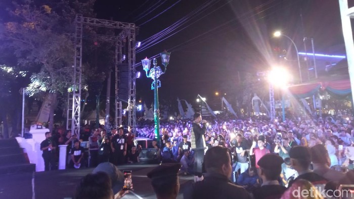 Cakra Khan saat tampil dalam perayaan malam puncak Hari Jadi ke-598 Cirebon di halaman gedung Balai Kota