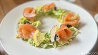 Sebagai menu pembuka, kamu bisa menikmati salad lettuce dan salmon yang menyegarkan di sini. Penyajian makanan yang cantik seolah jadi poin plus. Foto: Andi Annisa DR/detikfood