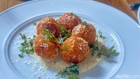 Kalau ini Beef Croquettes (Rp 96 ribu) yang jadi andalan Cru Bistro. Kroket daging sapi ini dilumuri saus dijon mustard mayo di bawahnya. Foto: Andi Annisa DR/detikfood