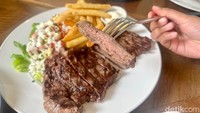 Buat penggemar daging, jangan lewatkan Steak Frites Bearnaise (Rp 486 ribu). Steak ini dibuat dari 280 gram black angus Australian striploin, disajikan bersama kentang goreng nikmat. Foto: Andi Annisa DR/detikfood