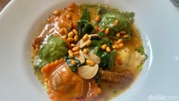 Kalau mau pasta, bisa coba Ravioli Misti (Rp 156 ribu).  Untuk isian ravioli-nya ada bayam, saus daging sapi (beef ragu), dan keju. Foto: Andi Annisa DR/detikfood