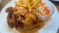 Bagi pencinta ayam panggang, harus coba Poulet Roti (Rp 192 ribu). Sajian ayam panggang ala Prancis ini memakai ayam organik. Pelengkapnya salad dan saus blackpepper creamy. Foto: Andi Annisa DR/detikfood