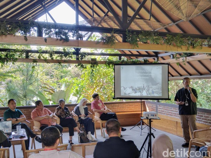 Diskusi masalah penanganan sampah di Bandung
