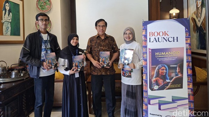 Dr. Husnita, praktisi industri telekomunikasi bersama Fakhrian Fadlia Adiwijaya dan Maya Hermawati berfoto bersama dengan Rektor Telkom University, Prof. Dr. Suyanto.