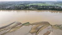Meski menjadi daya tarik tersendiri, kondisi ini juga memicu kekhawatiran akan dampak jangka panjang kemarau, termasuk terhadap ketersediaan air bersih dan ekosistem sungai. ANTARA FOTO/Wahdi Septiawan
