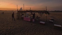 Warga mendirikan warung di aliran Sungai Batanghari yang mengalami penyusutan debit air di Penyengat Rendah, Jambi, Sabtu (19/7/2025). ANTARA FOTO/Wahdi Septiawan