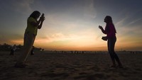 Warga sekitar menyebut fenomena ini jarang terjadi. Biasanya, Sungai Batanghari mengalir deras sepanjang tahun. Namun musim kemarau yang panjang kali ini menyebabkan permukaan air menyusut signifikan, mengubah lanskap sungai menjadi ruang publik sementara bagi aktivitas warga. ANTARA FOTO/Wahdi Septiawan