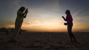 Fenomena Langka! Sungai Batanghari Surut, Dasarnya Jadi Tempat Nongkrong