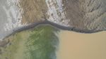 Fenomena Langka! Sungai Batanghari Surut, Dasarnya Jadi Tempat Nongkrong