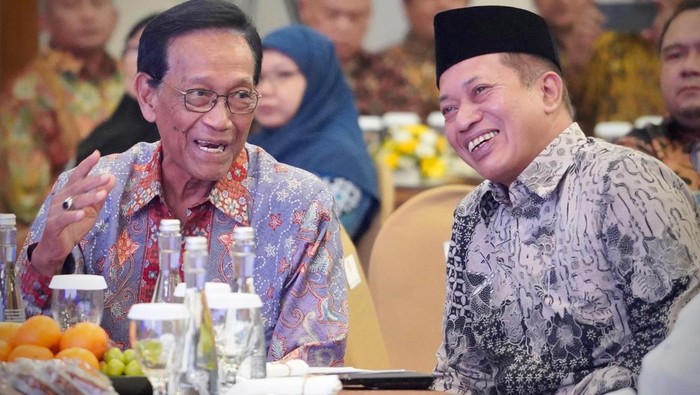 Ferry menjadi pembicara bersama Sultan Hamengkubuwono X dan Wakil Rektor UGM Arie Sudjito.