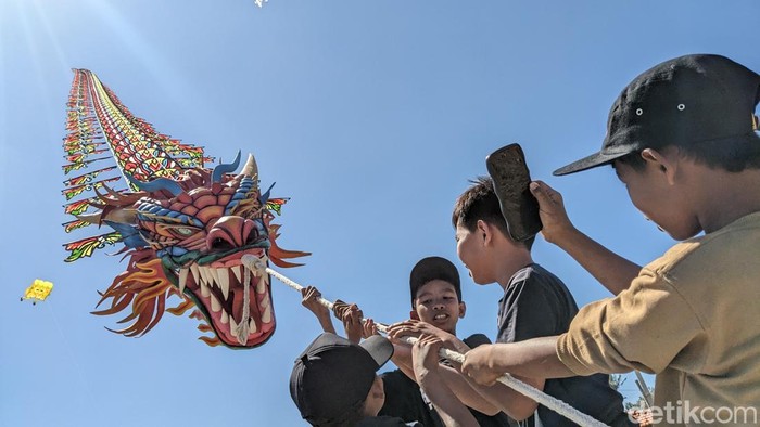 Festival Layang-layang di Pantai Dlodo Tulungagung