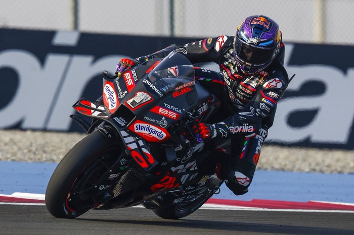 (FILES) Aprilia Racings Spanish rider Jorge Martin steers his bike during the free practice session of the Qatar MotoGP Grand Prix at the Lusail International Circuit in Lusail, north of Doha on April 11, 2025. Outgoing MotoGP world champion Jorge Martin announced on July 17, 2025, that he would ultimately stay with Aprilia in 2026 after previously stating he was considering leaving the Italian team. (Photo by Karim JAAFAR / AFP)