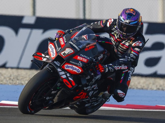 (FILES) Aprilia Racings Spanish rider Jorge Martin steers his bike during the free practice session of the Qatar MotoGP Grand Prix at the Lusail International Circuit in Lusail, north of Doha on April 11, 2025. Outgoing MotoGP world champion Jorge Martin announced on July 17, 2025, that he would ultimately stay with Aprilia in 2026 after previously stating he was considering leaving the Italian team. (Photo by Karim JAAFAR / AFP)