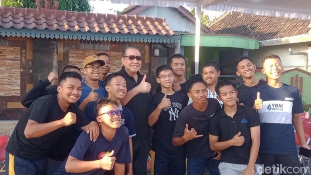 Founder & Chairman CT Corps, Chaerul Tanjung, berada di lokasi peluncuran Kopdes Merah Putih dan menemui para siswa SMA CT Arsa yang membantu penyelenggaraan, Minggu (20/7/2025).