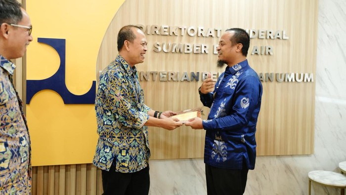 Gubernur Sulsel Andi Sudirman Sulaiman saat bertemu dengan Dirjen SDA Kemenpu, Dwi Purwantoro.