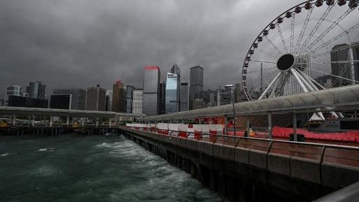 Dark clouds gather and rough seas are seen in Victoria harbour as the typhoon signal number 10 is hoisted as Typhoon Wipha moves towards Hong Kong on July 20, 2025. (Photo by Peter PARKS / AFP)
