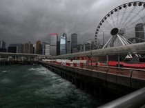 Hong Kong Keluarkan Peringatan Topan Wipha, Ratusan Penerbangan Dibatalkan