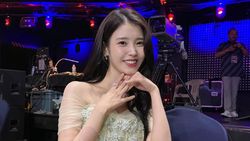 IU Pamer Piala Best Actress
