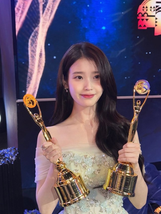 IU, pemeran drama Korea When Life Gives You Tangerines, di Dragon Series Awards 2025.