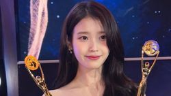 IU Pamer Piala Best Actress