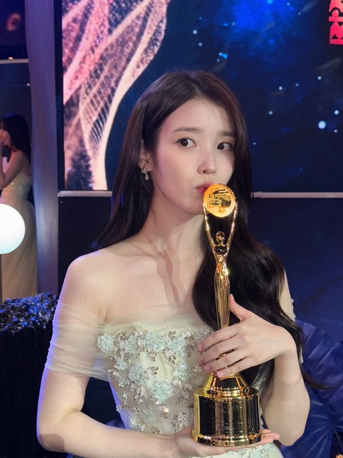 IU, pemeran drama Korea When Life Gives You Tangerines, di Dragon Series Awards 2025.