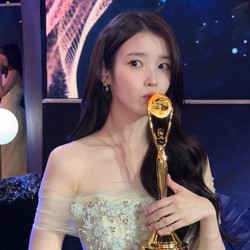 IU Pamer Piala Best Actress