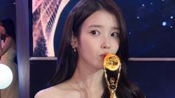 IU Pamer Piala Best Actress