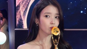 IU dinobatkan sebagai aktris terbaik berkat aktingnya di drama Korea When Life Gives You Tangerines. (Foto: dok. Instagram @dlwlrma)