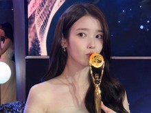 IU Pamer Piala Best Actress