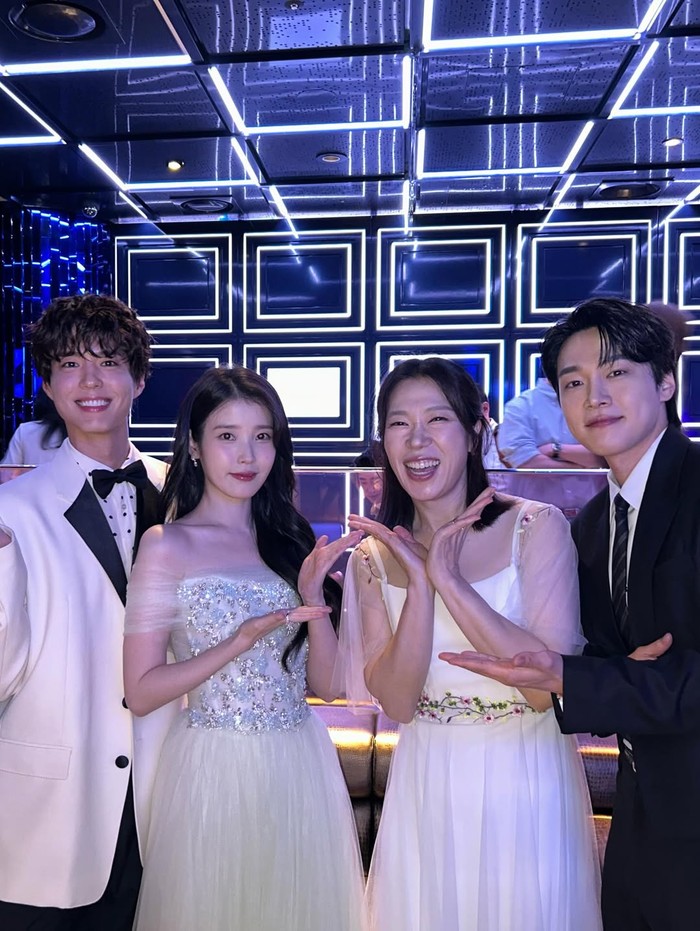 IU, pemeran drama Korea When Life Gives You Tangerines, di Dragon Series Awards 2025.