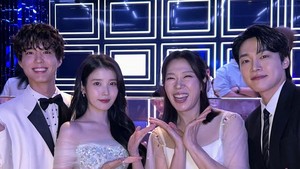 IU bersama lawan mainnya di Tangerines. Park Bo Gum paling kiri, diikuti Yeon Hye Ran (pemenang Best Supporting Actress) dan Kang You Seok. (Foto: dok. Instagram @dlwlrma)