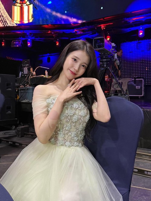 IU, pemeran drama Korea When Life Gives You Tangerines, di Dragon Series Awards 2025.