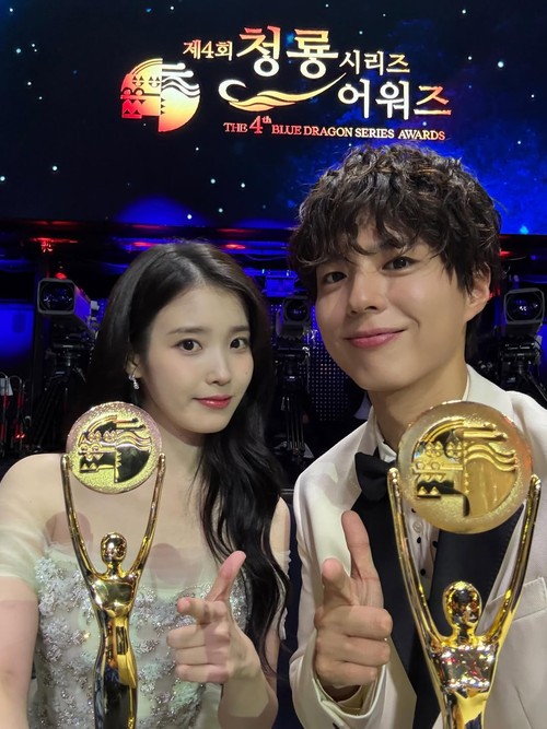 IU, pemeran drama Korea When Life Gives You Tangerines, di Dragon Series Awards 2025.