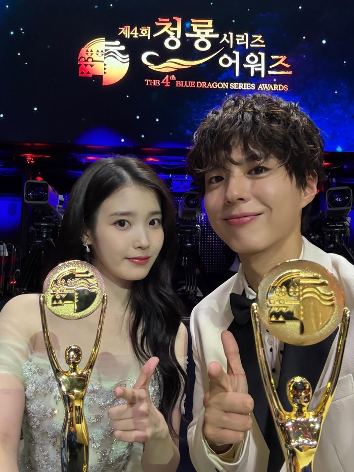 IU, pemeran drama Korea When Life Gives You Tangerines, di Dragon Series Awards 2025.