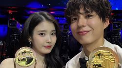 IU Pamer Piala Best Actress
