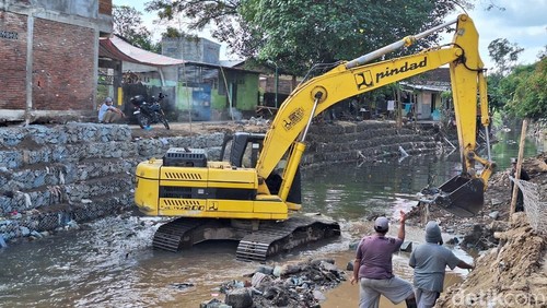 Jembatan di Lingkungan Karang Kemong, Cakranegara, Mataram, rusak akibat dihantam banjir bandang, Minggu (30/7/2025). (Foto: Nathea Citra/detikBali)