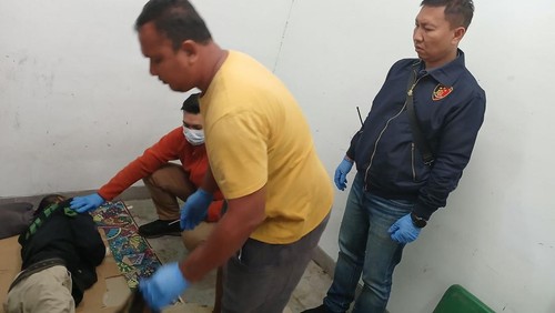 Jenazah pria bernama Lulus As Mujianto diperiksa polisi di warung Taman Kota Lumintang, Denpasar, Minggu (20/7/2025). (Foto: Dok. Polresta Denpasar)