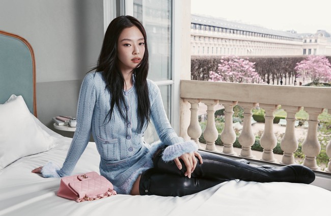Ada pula penampilan Jennie BLACKPINK berpose di apartemen bergaya Parisian dalam balutan knit jacket dan mini skirt, bernuansa biru-ungu. Serasi dengan koleksi tas Chanel berwarna pink pastel. Foto: dok. Chanel